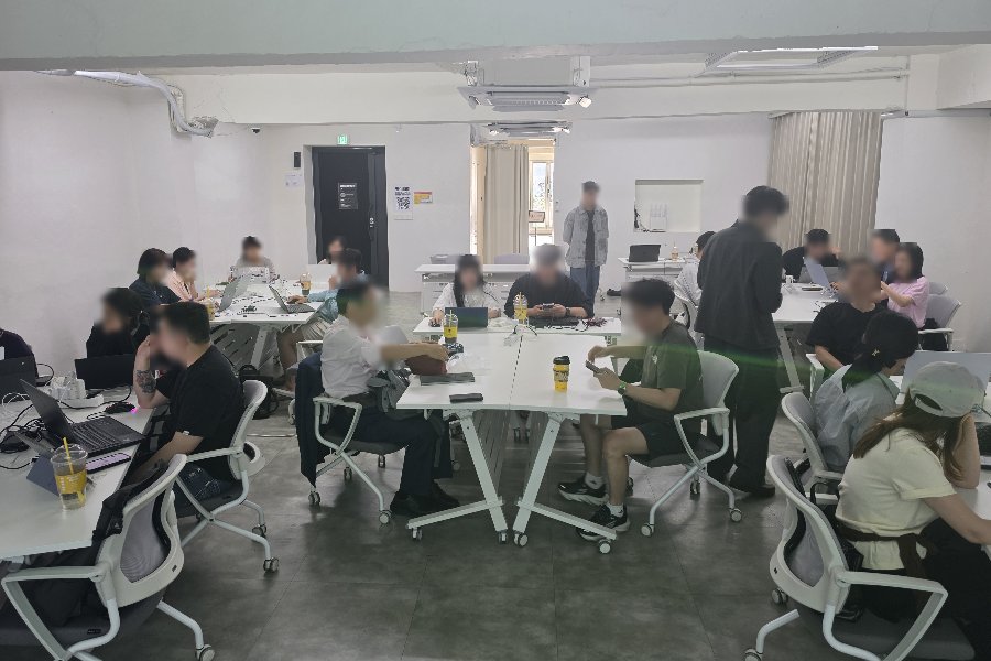조별로 둘러앉아 함께 진행하는 모습